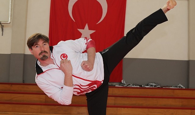 Gaziemir Belediyesi Taekwondo Antrenörü Volkan Yalçınkaya Türkiye Şampiyonu