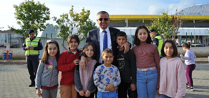 Kemer’de ‘Trafikte Okul-Jandarma Elele Birlikte Güvenli Geleceğe’ programı düzenlendi