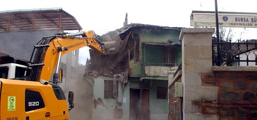 Tehlike Saçan Metruk Binalar Yıkılıyor