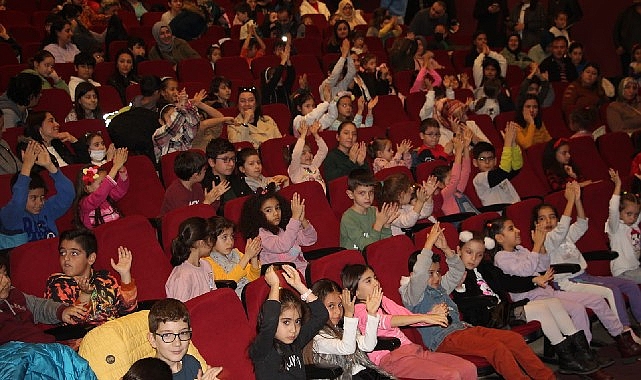 Aydın Büyükşehir Belediyesi Şehir Tiyatrosu tarafından düzenlenen “Hepimiz Biriz!" adlı oyun çocuklarla buluştu