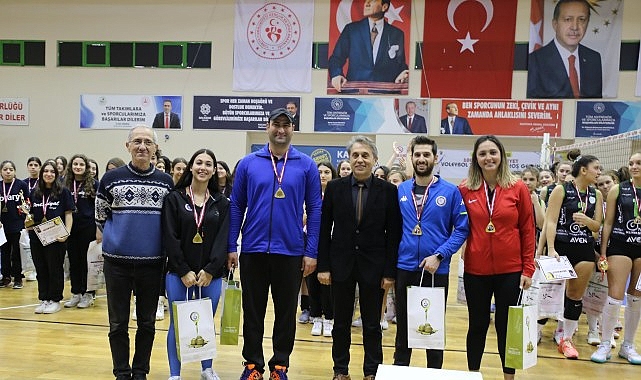 Burhaniye Belediyesi 100. Yıl Cumhuriyet Voleybol Turnuvasının Ödül Töreni Yapıldı