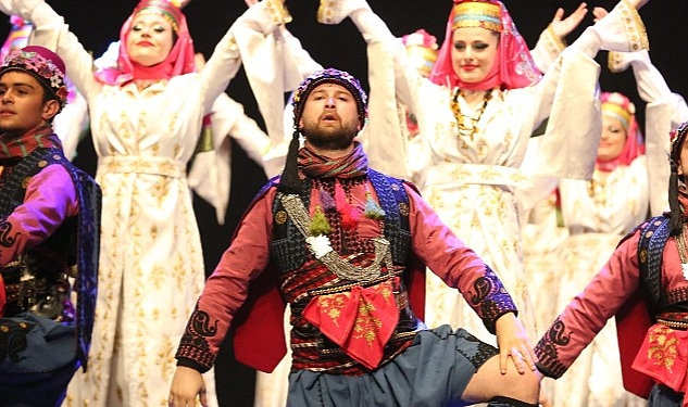 Nilüfer Halk Dansları Topluluğu “Nirengi" ile büyüledi