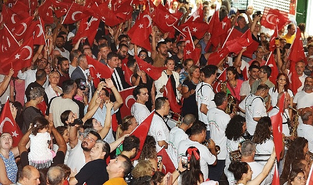 30 Ağustos Zafer Bayramı'nda Karşıyaka, gelincik tarlasına döndü