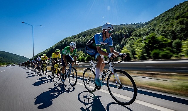 Uluslararası 100. Yıl Cumhuriyet Bisiklet Turu'nun 4. Etabında bisikletçiler rüzgara karşı finişe vardı