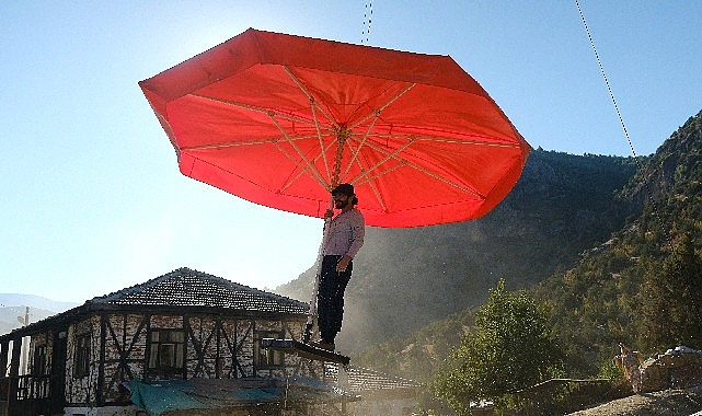 Ahmet Kural şemsiyeyle uçtu