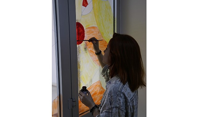 Egeli öğrenciler bina kapılarına vitrayla renk kattı