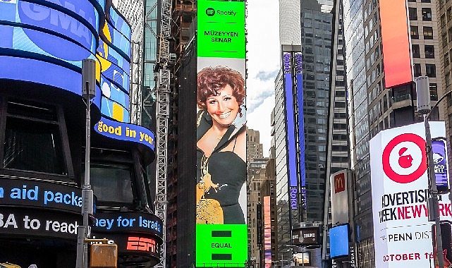 New York'ta bir 'Cumhuriyet Divası': Spotify'ın EQUAL Türkiye Ekim ayı elçisi Müzeyyen Senar New York Times Square'de