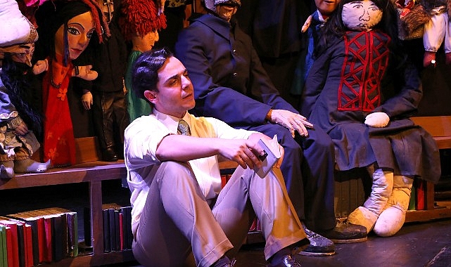 İstanbul Büyükşehir Belediyesi Şehir Tiyatroları Dinçer Sümer'in yazdığı, Ersin Umulu'nun yönettiği “Maviydi Bisikletim" adlı oyunu seyirciyle buluşturuyor.
