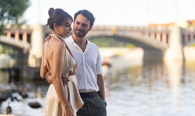 Netflix, Başrollerinde Birkan Sokullu ve Esra Bilgiç'e Yer Veren Romantik Hırsız'ın Fragmanını Paylaştı