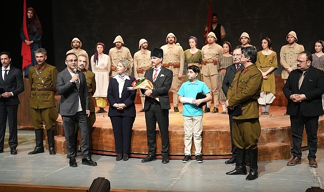 'Cumhuriyete Doğru' Tiyatro Oyununa İzmir'de Büyük İlgi